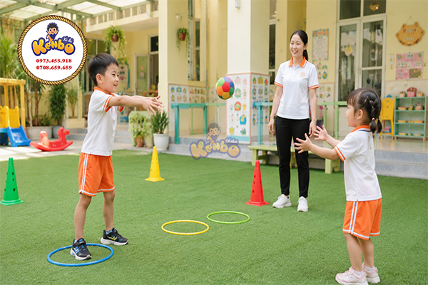 Trẻ ném và bắt bóng